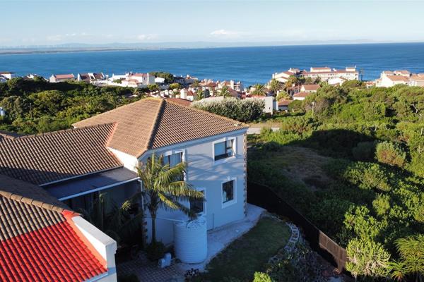 Charming Flatlet with Ocean Views and Nature Trails

Nestled as part of the main house, this inviting flatlet offers its own private ...