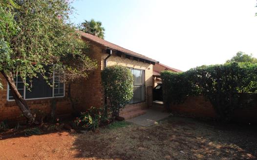 3 Bedroom Townhouse for sale in Honeydew Ridge