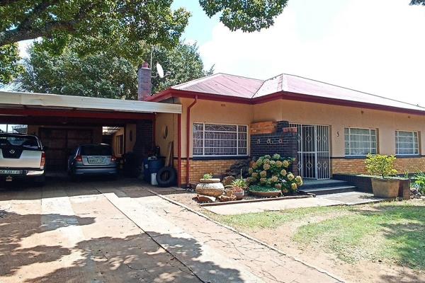 This house have a spacious stand with 2 separate entrances and is located in a good neighbourhood of Vredefort.

This House offer you ...