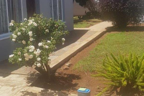 Entertainer&#39;s Dream

This stunning 2 bedroom house in Phiri with a beautifully fitted  kitchen, lounge, bathroom, separate toilet ...