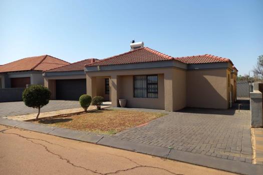 4 Bedroom House for sale in The Orchards