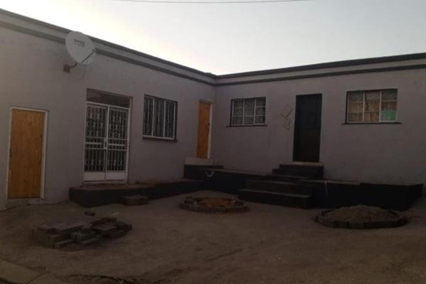 This is 2 Bedtroom house at Mthambeka Section, the house is close to many entities. Shopping centers, Malls, schools, public transport ...