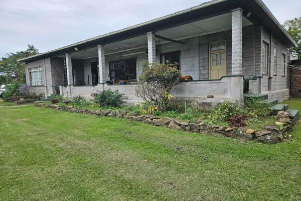 10 Ha Farm ouzing with character, loads of  potential situated 2km from Kei Mouth.   Ideal guest farm, events venue or just a farm ...