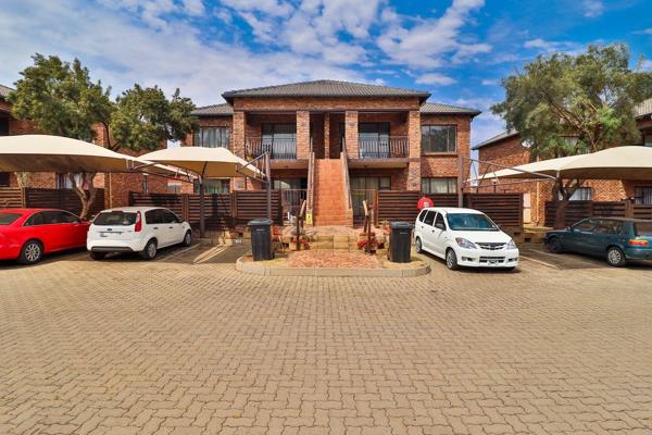 Gorgeous 2 Bedroom apartment in Sunset Boulevard, Sonneveld, Brakpan. 

Driving in you see kids playing in the park. A swimming pool ...