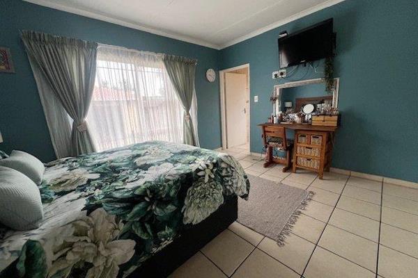 This property really features a lot
It consist of a lounge, TV room, 
Kitchen has ...