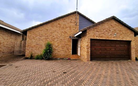 3 Bedroom Townhouse for sale in Vanderbijlpark SW 5