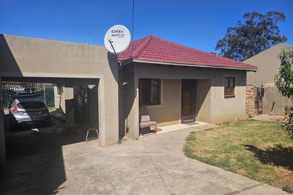 A lovely 3 Bedroom House with en-suite facility for sale in the beautiful Surbub of Kibler Park, Johannesburg South.

Features 
3 ...