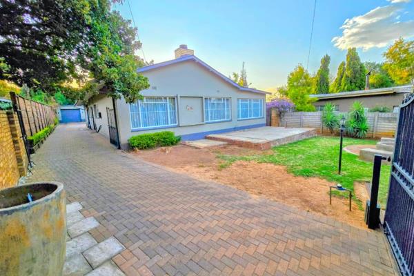 Located above braam pretorius str!!

Huge, beautiful family home ideal for the family ...