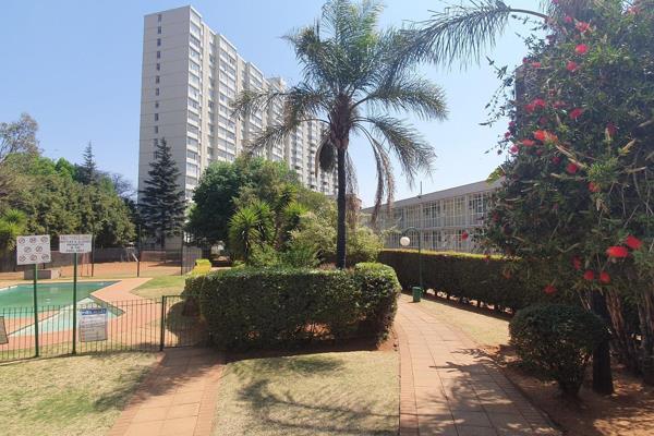 This sunny and secure apartment offers the following:

•	Very secure complex with 24 ...