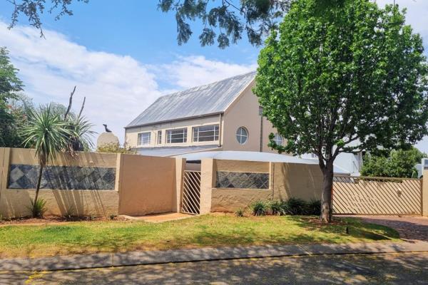 3 Bedroom duet to rent in Moreleta Park.
3 Living areas and covered patio with built-in braai.
Small garden suitable for small dog or ...