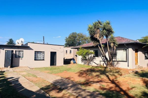 We are selling a property which has 21 fully let rooms in Homelake. The house is just a walking distance to Randfontein CBD, schools ...