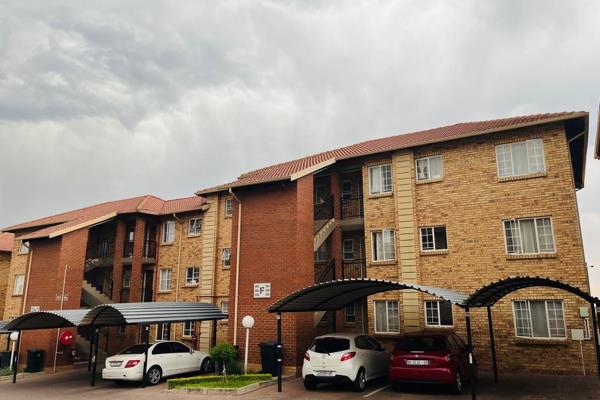 Immaculate Top floor unit available in the sought after Fountain View complex in Noordwyk

This unit boasts 2 spacious bedrooms fitted ...