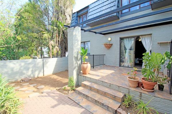 Centrally located in Sandton, this spacious apartment offers a kitchen with a breakfast ...