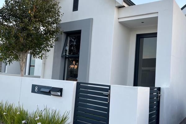 A modern, luxury family home in a state of the art security estate.

The house include ...