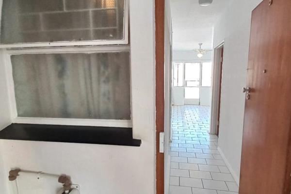 This neat 1 bedroom flat is ideally located in a secured complex in Parow Central.It has ...