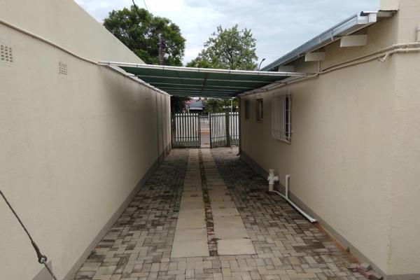 2 Bedroom townhouse in Herlear with 2 bathrooms, open-plan kitchen and lounge, carport.