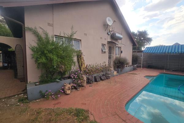 This spacious home has 3 bedrooms, 2 bathrooms, with a separate toilet. This property has a beautiful kitchen, and a lovely dining room ...