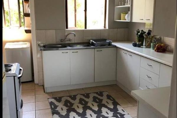 Spacious, Bright and Secure
4 Bedroom, 2 Bathroom Apartment In Rondebosch Walking ...