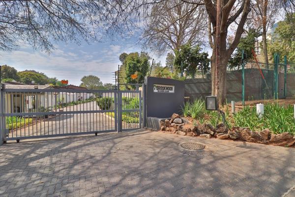 Very Spacious 2 bed 2 bath Townhouse in Hyde Park, Sandton

This lovely unit is situated in the complex &#39;&#39;Brookwood&#39;&#39;. ...