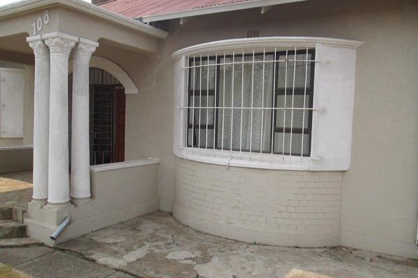 Situated close to Nigel central and other facilities, this home on a large corner stand has a lot to offer:

* 3 spacious bedrooms
* ...