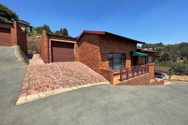 Lovely unit with amazing views of the Kloof and Tranquil surroundings. Secure ...