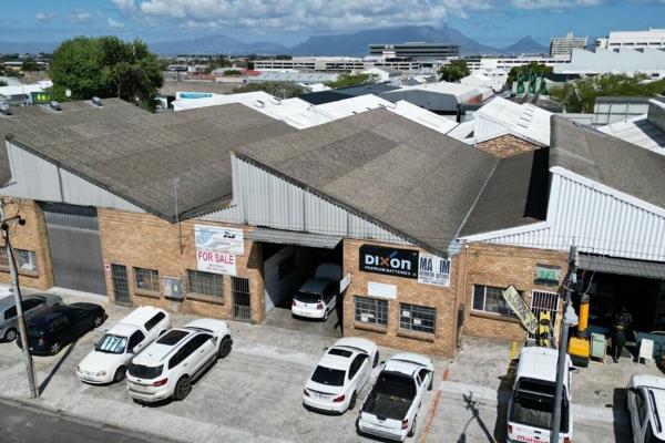 Looking for a prime industrial space in Parow East? This 275m&#178; facility, located on ...