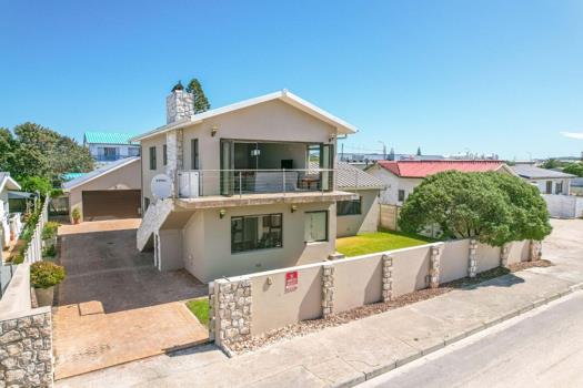 4 Bedroom House for sale in Struisbaai