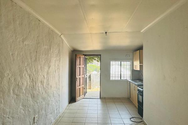 This 1 bedroom unit is available in Bezuidenhout Valley!

The fully tiled unit is a ...