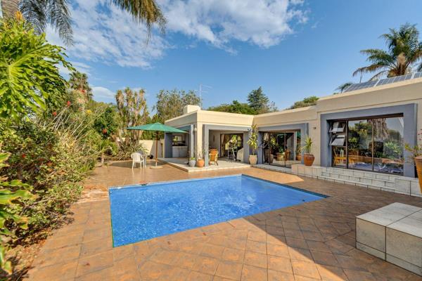 This luxury 3-bedroom home in Lonehill is a beautifully maintained property, perfect for comfortable family living. The spacious main ...