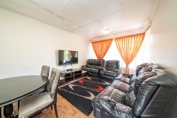 This very neat two-bedroom, one-bathroom unit in Lyndhurst offers comfortable living with a well-appointed kitchen featuring plenty of ...