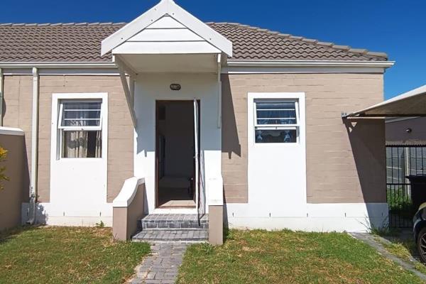 No Transfer Duty.
Situated in Klapmuts in a secure estate.  Pinotage Villas is a family oriented security estate where children can ...