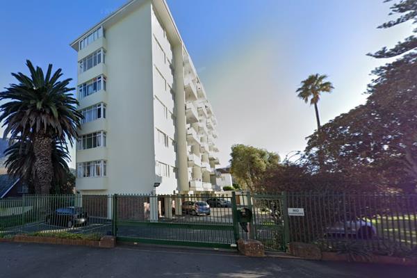 This modern 2-bedroom apartment is just a short walk from Rondebosch Shopping Malls and ...