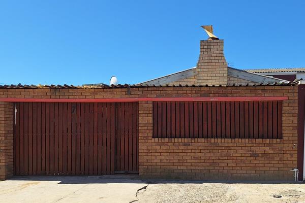 Spacious 4 bedroom family home in Bonteheuwel

4 x Bedrooms (all with built in cupboards)
Main bedroom with ensuite 
Lounge with ...