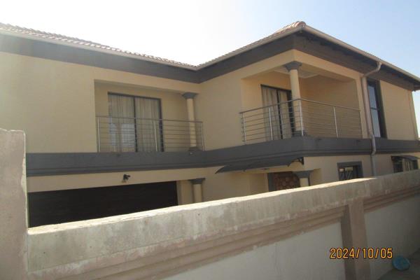 Located in Sharon Park Ext.2
4 Massive Bedrooms Double Storey Modern House,
All bedrooms with modernised wardrobes,
1 Bedroom is ...