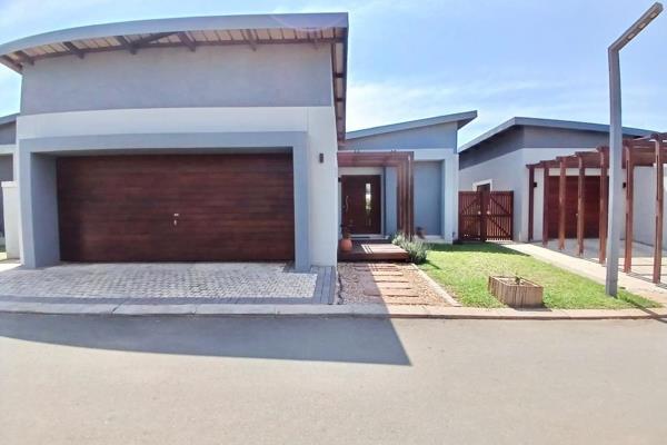 New modern single storey house in a small pet friendly estate bordering Simbithi and Mt Richmore.  
Large open plan kitchen with centre ...