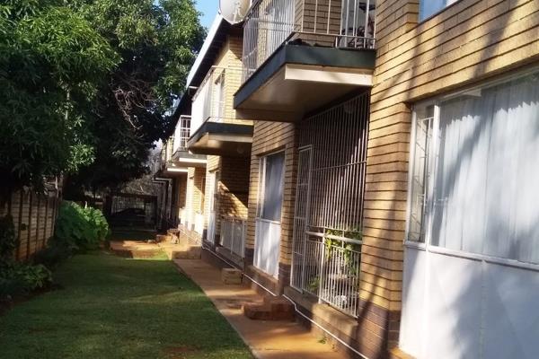 Spacious 1 bedroom in a secured complex
Open plan kitchen and lounge
1 bathroom 1 covered carport
Prepaid electricity
Close to ...