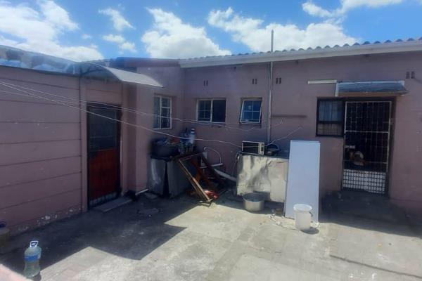 The property is divided into 3 separate sections. 
Unit 1- 2 bedroom&#39;s with built-in-cupboards, 1 kitchen, family toilet and ...