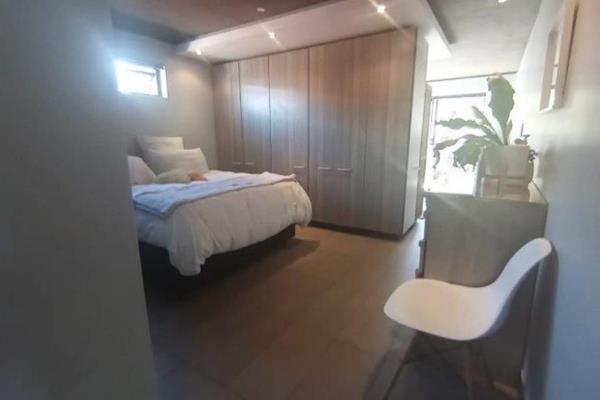 This studio unit, with spacious, private balcony,  in a contemporary style, is available immediately!
For someone seeking luxury and ...