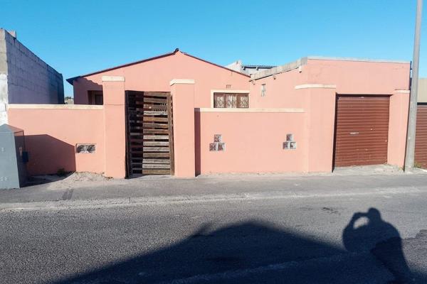 This well maintained 3 bedroom house is waiting for you. Located in Tafelsig, Mitchells Plain. This property boasts, 3 decent size ...