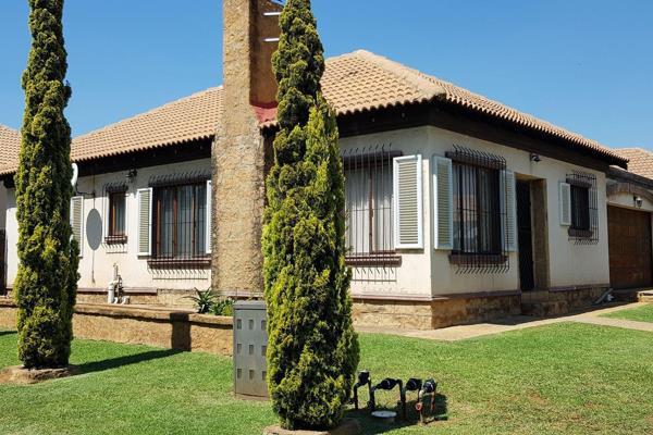 Modern Italian Living

 Bedroom modern Italian style townhouse in Witbank in the suburb if Blancheville for sale

The property ...