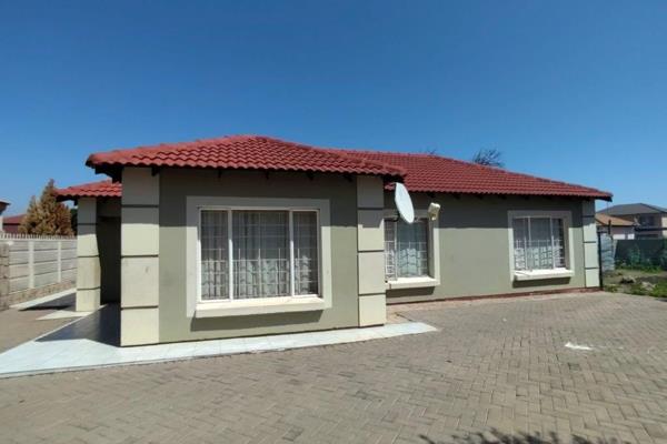 Located in a secure estate, this charming 3-bedroom, 2-bathroom home offers the perfect blend of comfort and convenience. The property boasts an open-plan living area, ideal for family time and entertaining, while the spacious kitchen provides plenty of room for meal prep and ...