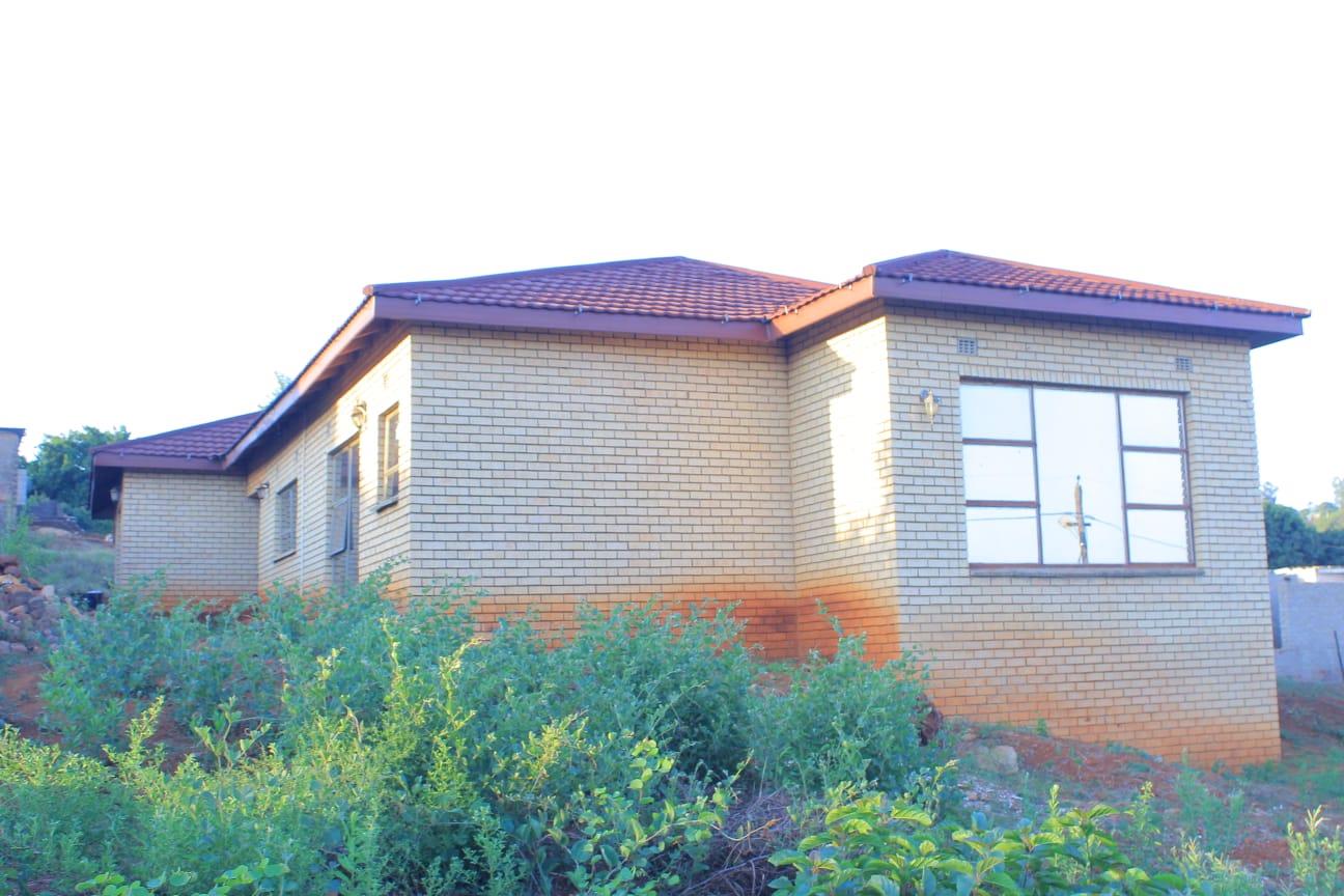 4 Bedroom House for sale in Thohoyandou - P24-115103710