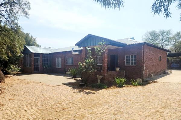 This 5.9ha livestock smallholding situated Kameeldrift-wes, Gauteng. Ideal for residential living and agricultural opportunities. ...