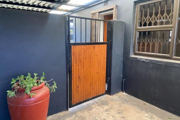 3 Bedroom Cottage  for Rent in Krugersdorp West** 

Discover your new home in this spacious 3-bedroom house featuring a large kitchen ...