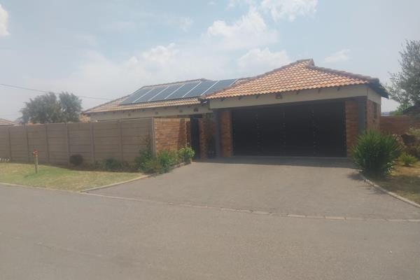 Family home in Clayville.

3 Bedrooms.
2 Bathrooms.
Kitchen.
Living area.
2 Garage.
Parking for 4 cars.
Garden.

Solar system ...