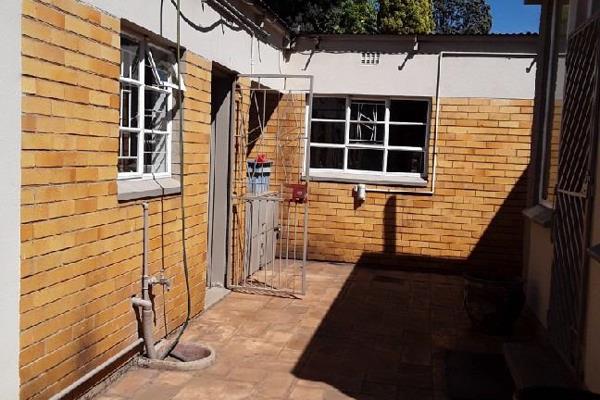 Garden Flat available.
Well Maintained and local. Near Delmas Primary School and Shopping areas.

This unit offers you

1 x Bedroom
1 x ...