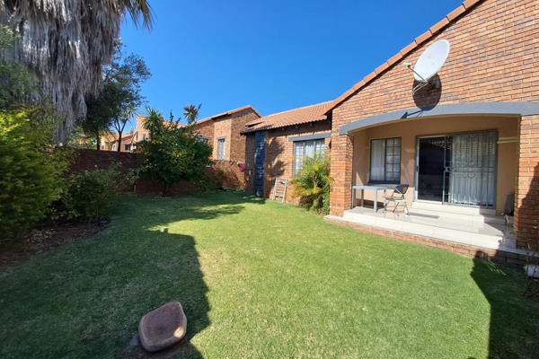 Welcome to this exceptional 3-bedroom residence in the prestigious Mooikloof Ridge ...