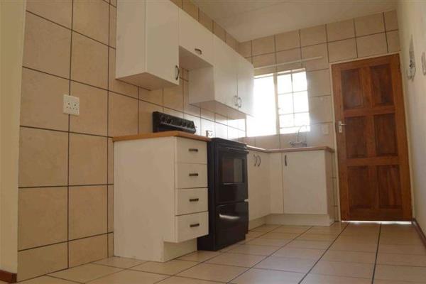 Lovely modern ground floor townhouse with a communal garden situated in Comet, Boksburg. 
 
There is a swimming pool and kids play area ...