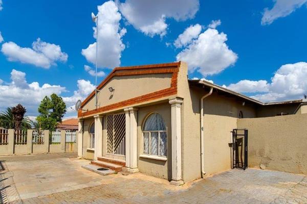 Four bedroom house is offering the following:

4 Fitted with BIC bedroom.
2.5 Bathroom ...