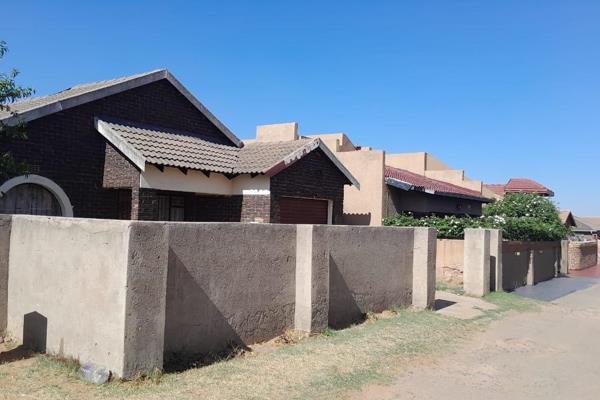 A nice 3 bedroom house with a little bit of TLC. This property is situated next to KG Mall is a 5 min drive and 5 min drive to KG ...